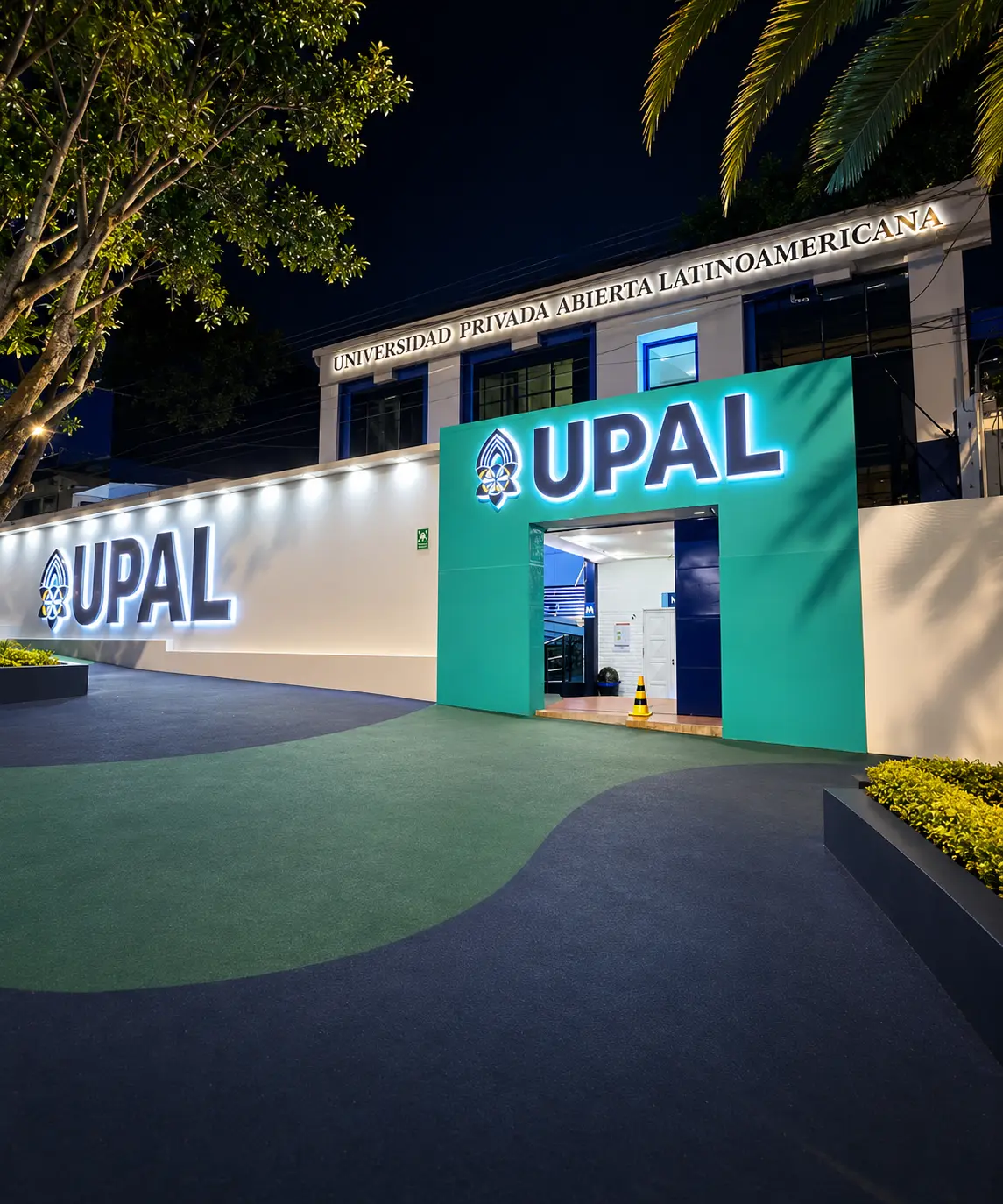Entrada nocturna del Campus América de la UPAL en Cochabamba