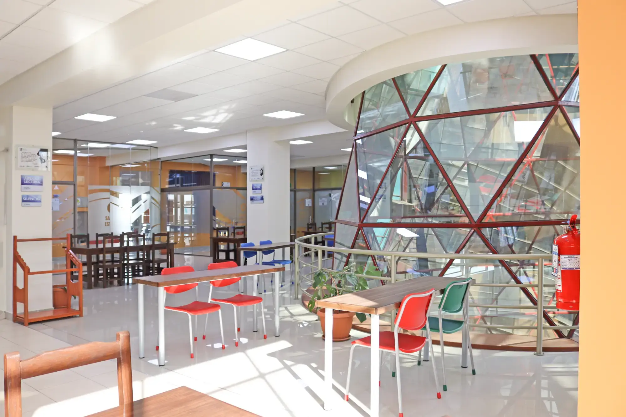 Biblioteca del Campus Túpac Amaru junto a la cúpula de vidrio