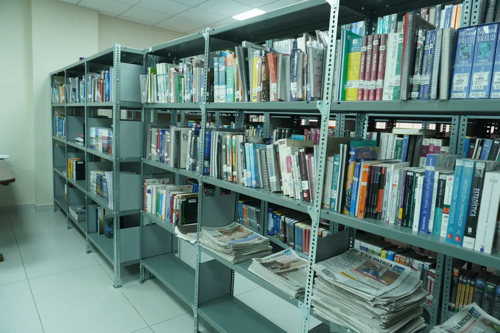 Biblioteca del Campus Soria Galvarro con estantes de libros
