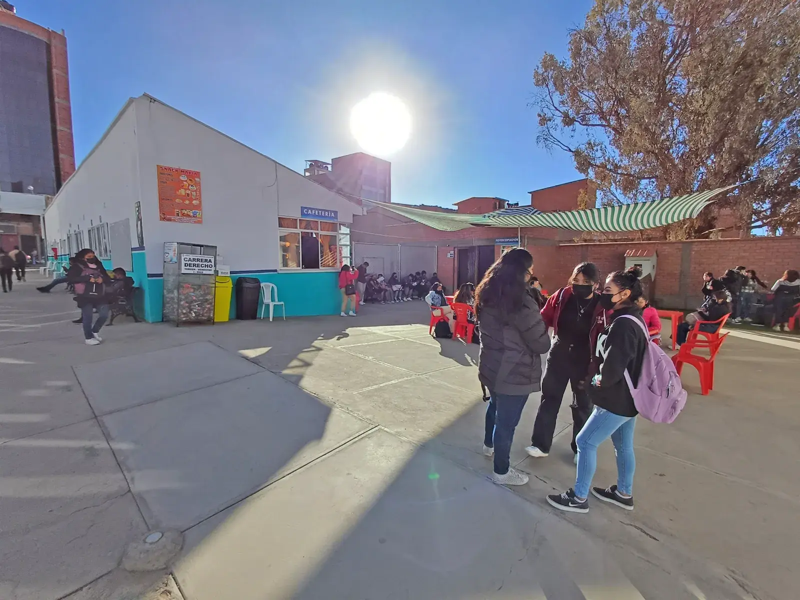 Estudiantes en el patio de la cafetería del Campus Soria Galvarro