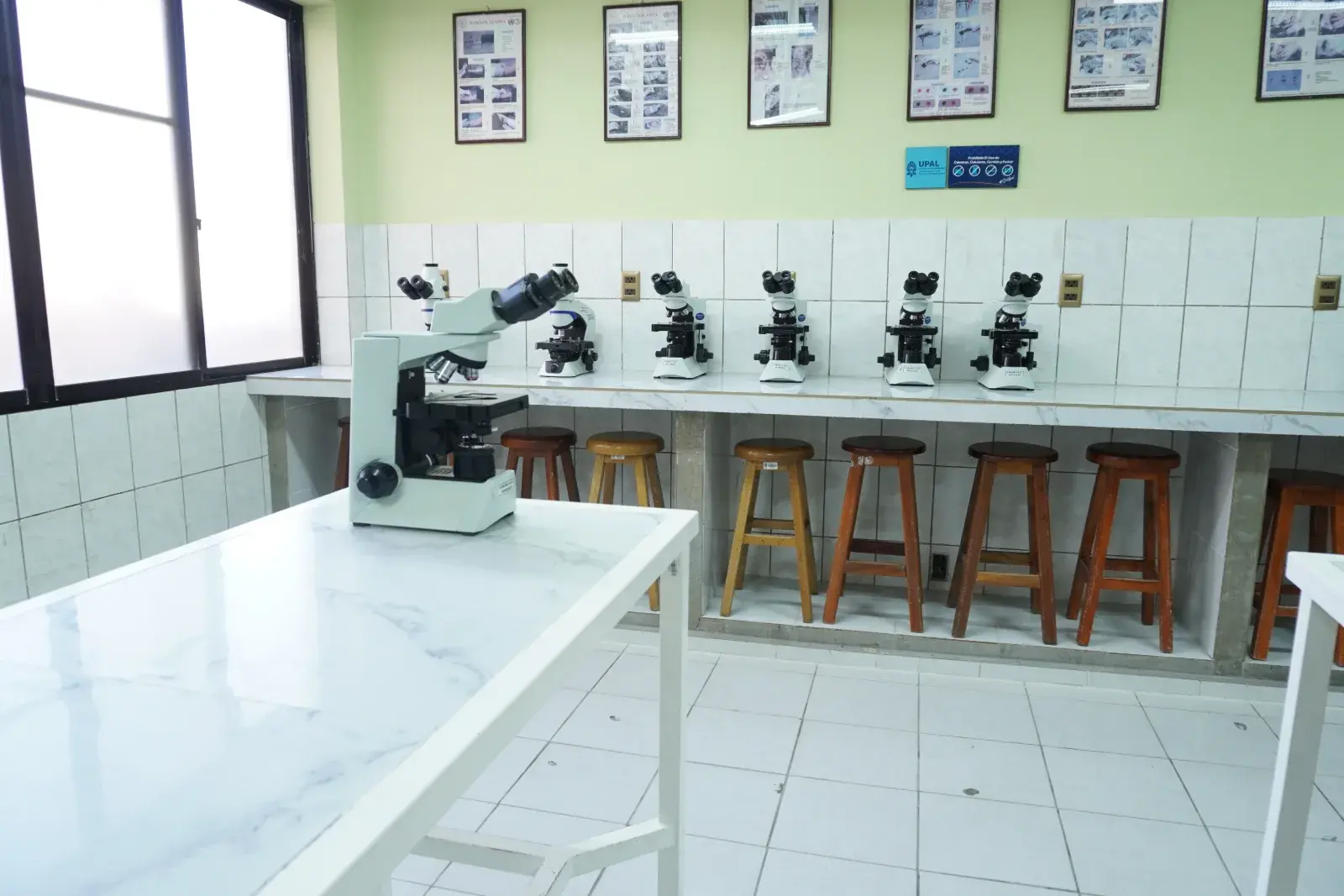Laboratorio del Campus Soria Galvarro con microscopios