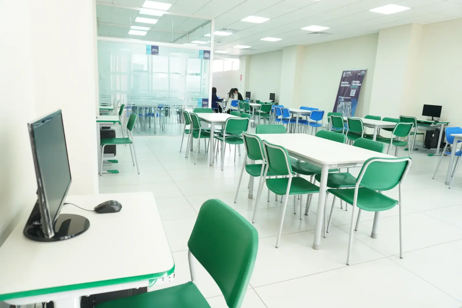 Sala de estudio del Edificio Multifuncional UPAL con mesas y computadoras