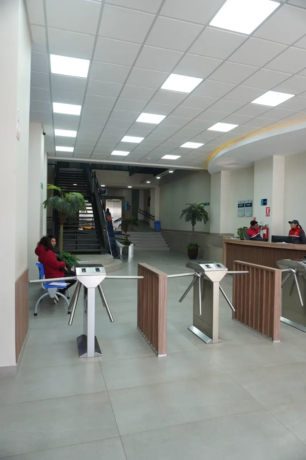 Recepción y control de acceso con molinetes en el Edificio Multifuncional UPAL