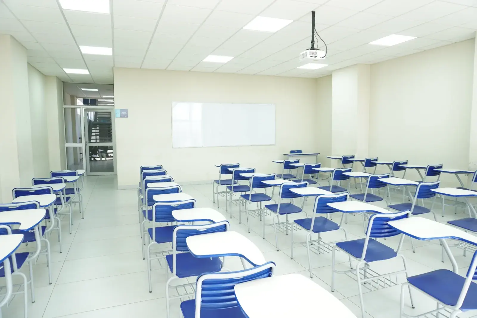 Aula del Edificio Multifuncional UPAL con pizarra y proyector