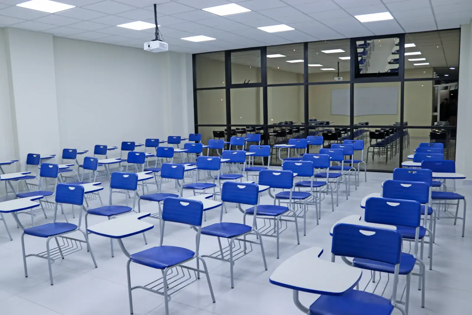 Aula del Edificio Multifuncional UPAL con mamparas de vidrio