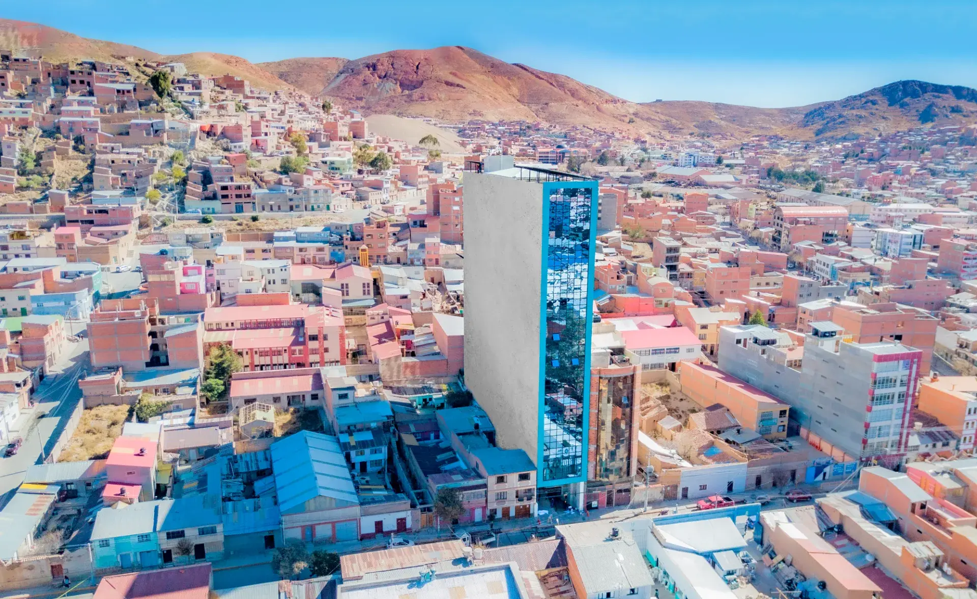 Vista aérea del Edificio Multifuncional UPAL en la ciudad de Oruro