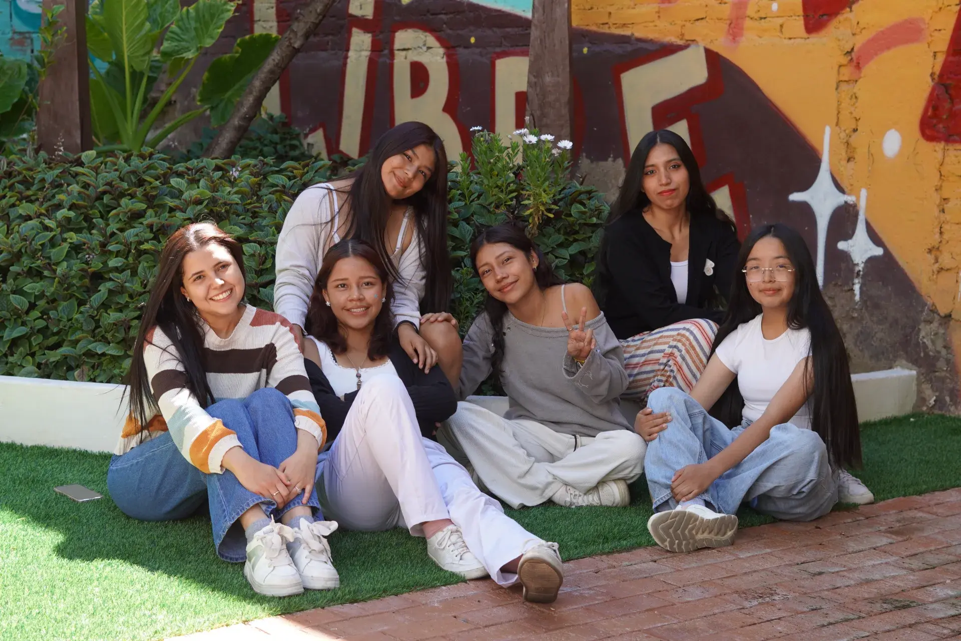 Estudiantes de la UPAL en el patio del campus