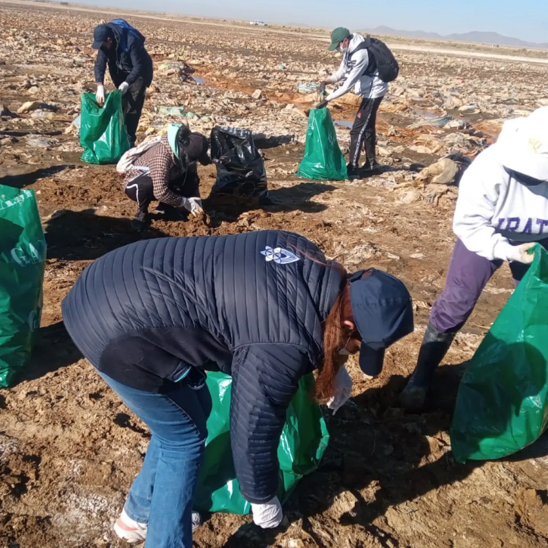 Estudiantes y voluntarios de la UPAL en una campaña de limpieza del lago Uru Uru