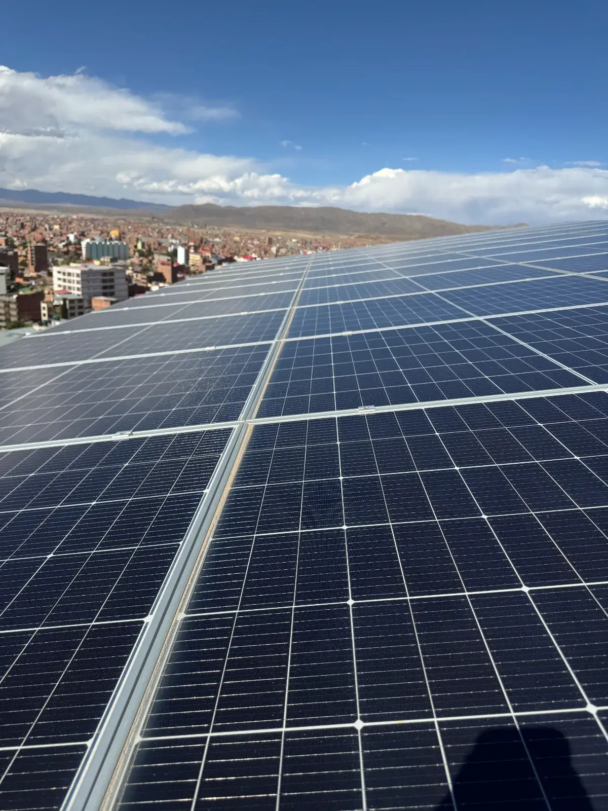 Paneles solares instalados en un campus de la UPAL