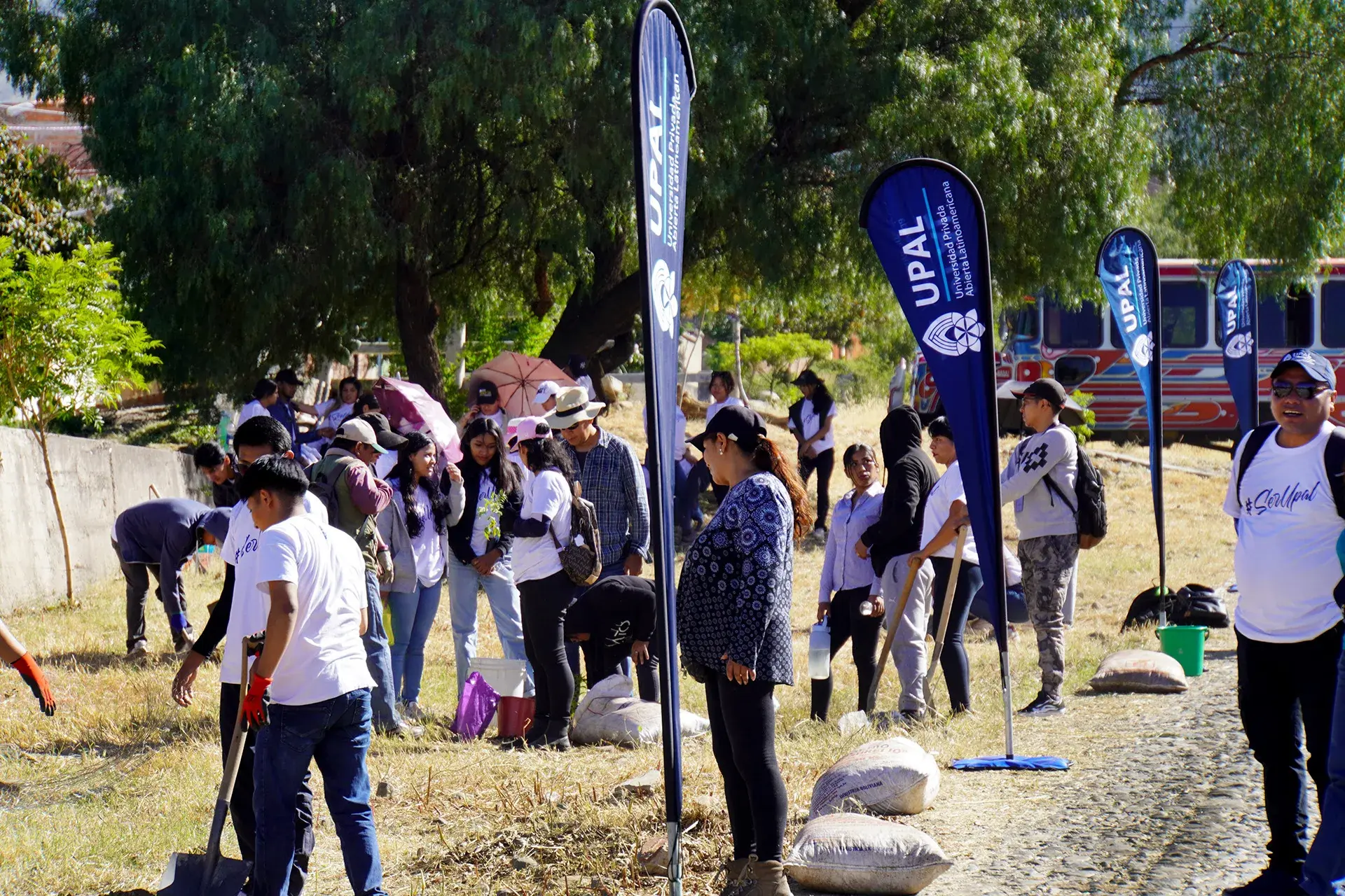 Estudiantes y voluntarios de la UPAL en una campaña de forestación