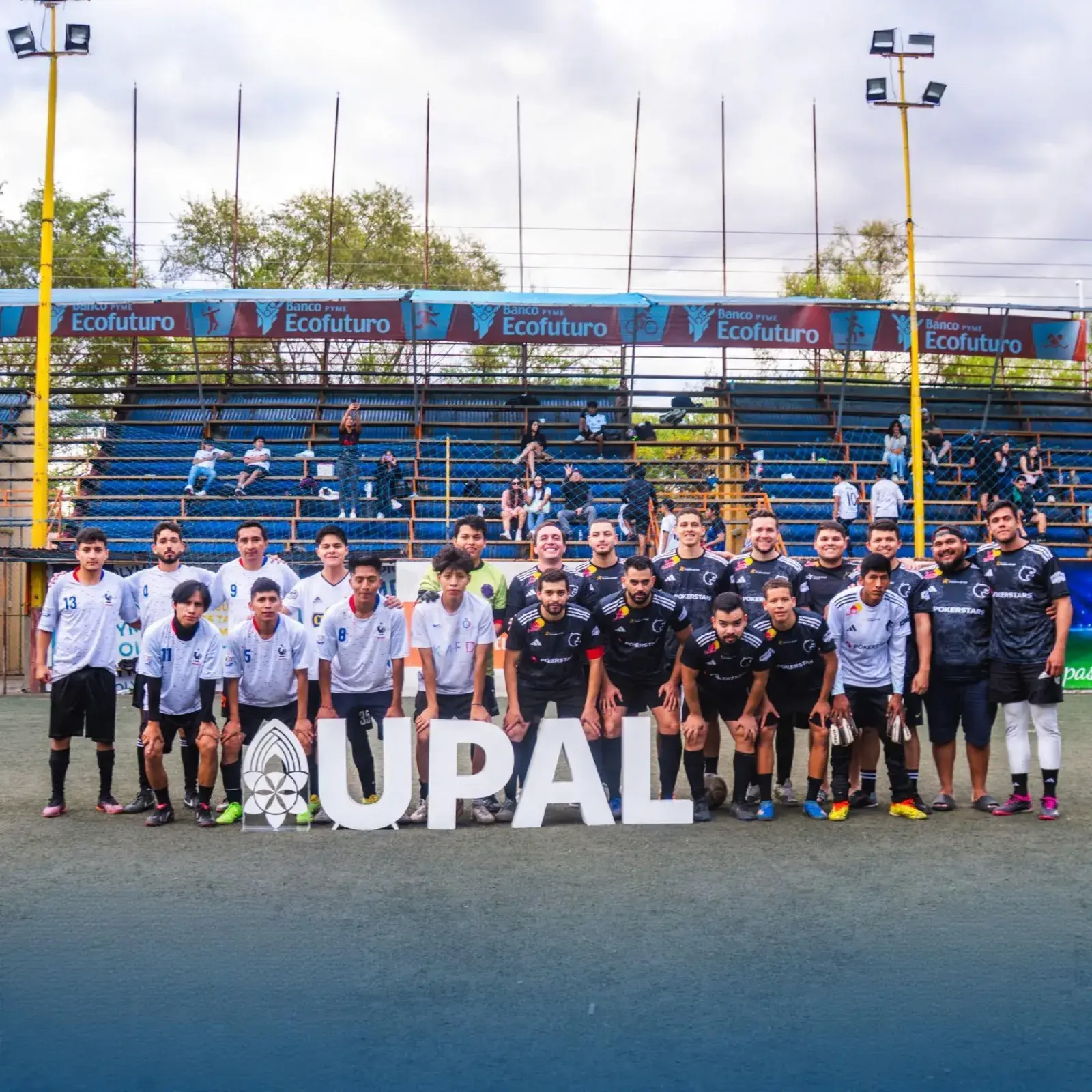 Equipos de fútbol de la UPAL posando junto a las letras UPAL