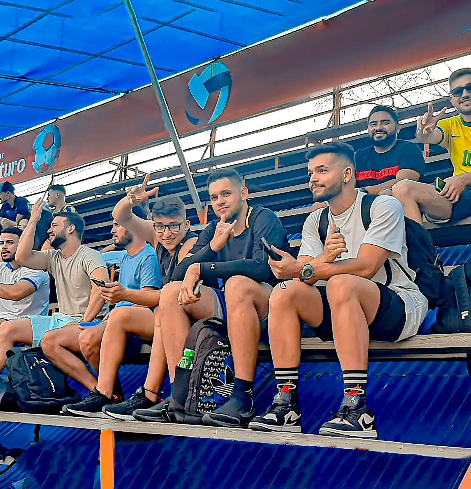 Estudiantes de la UPAL alentando desde las gradas
