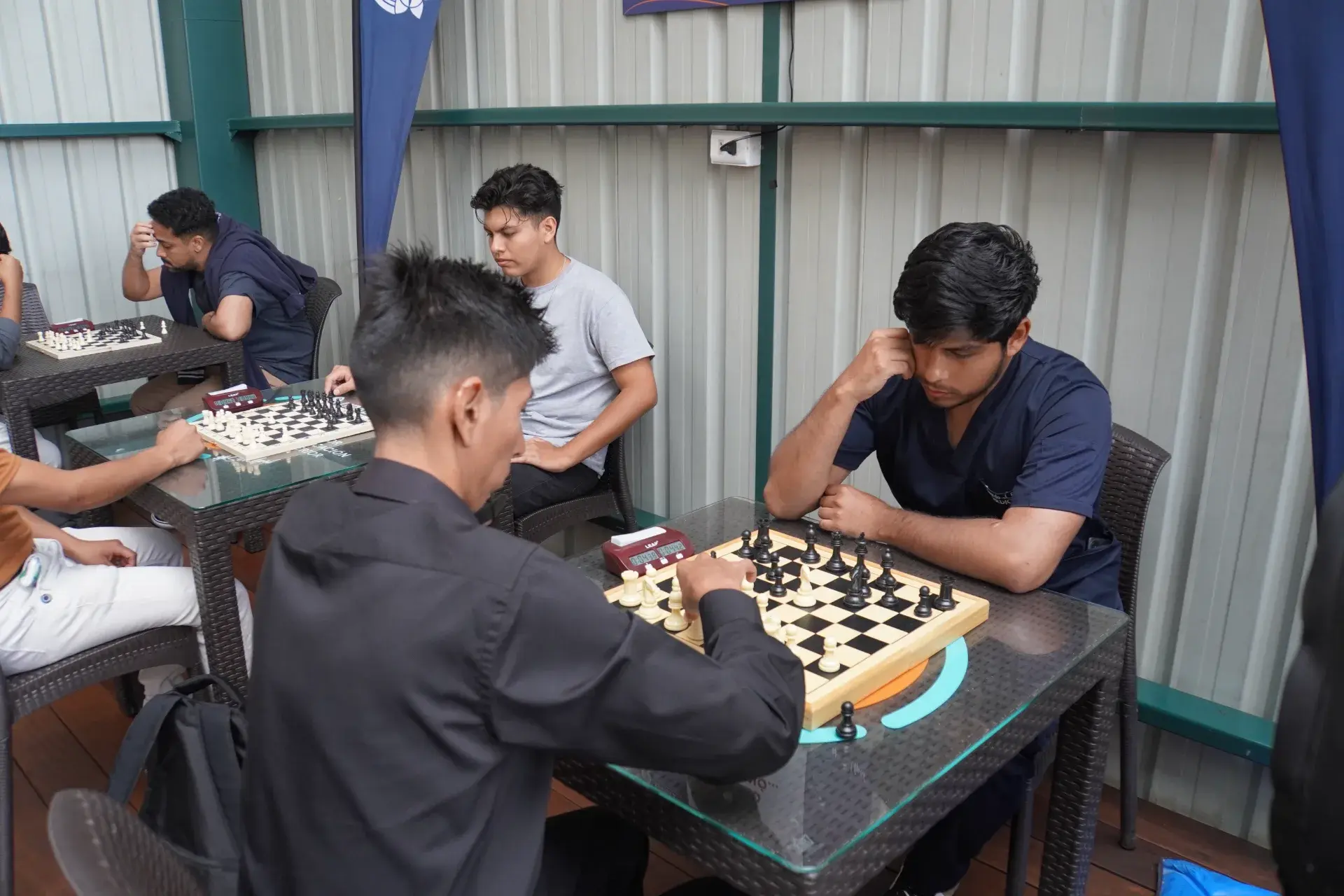 Estudiantes jugando ajedrez en una partida del club de la UPAL
