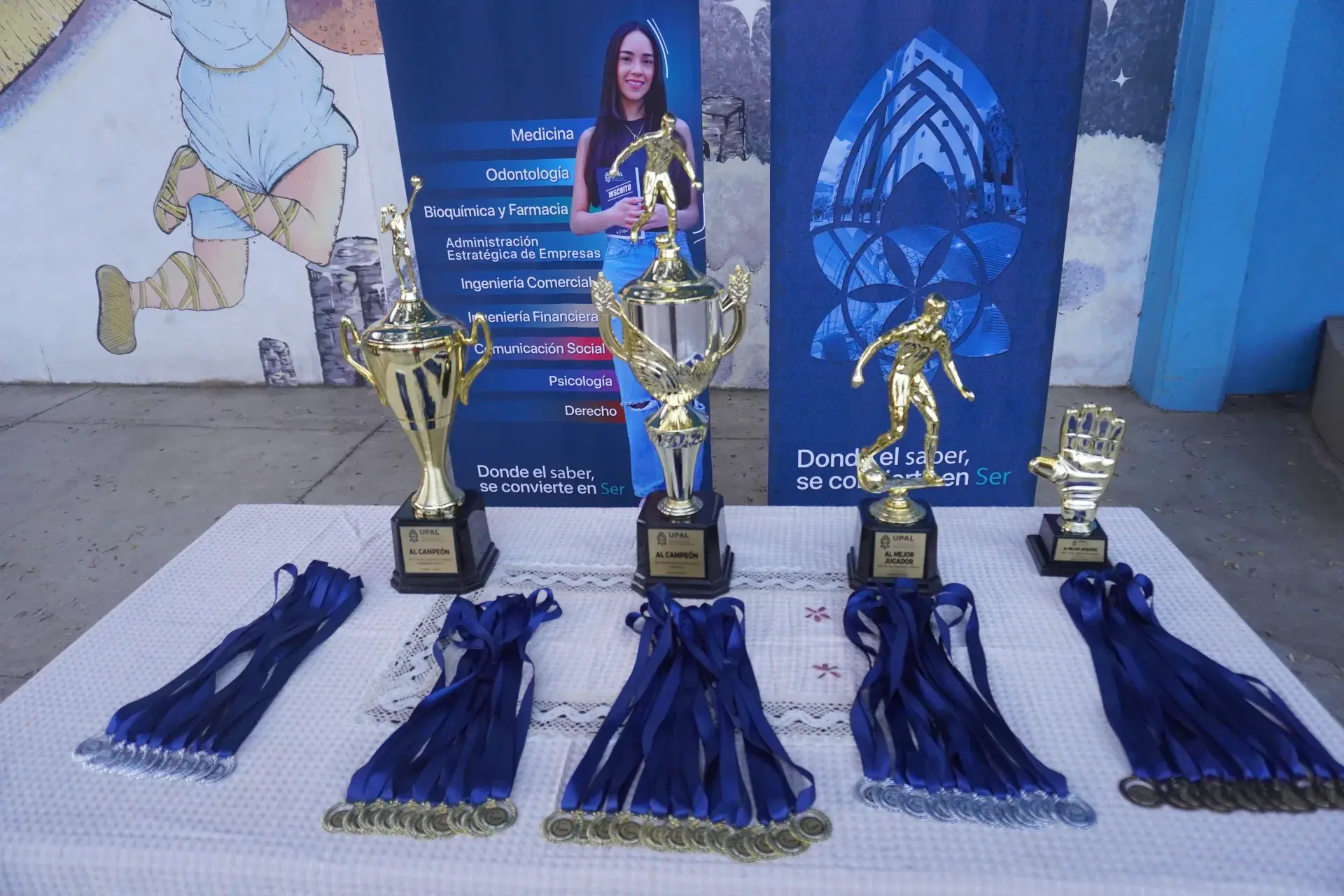Trofeos y medallas del torneo de fútbol de la UPAL