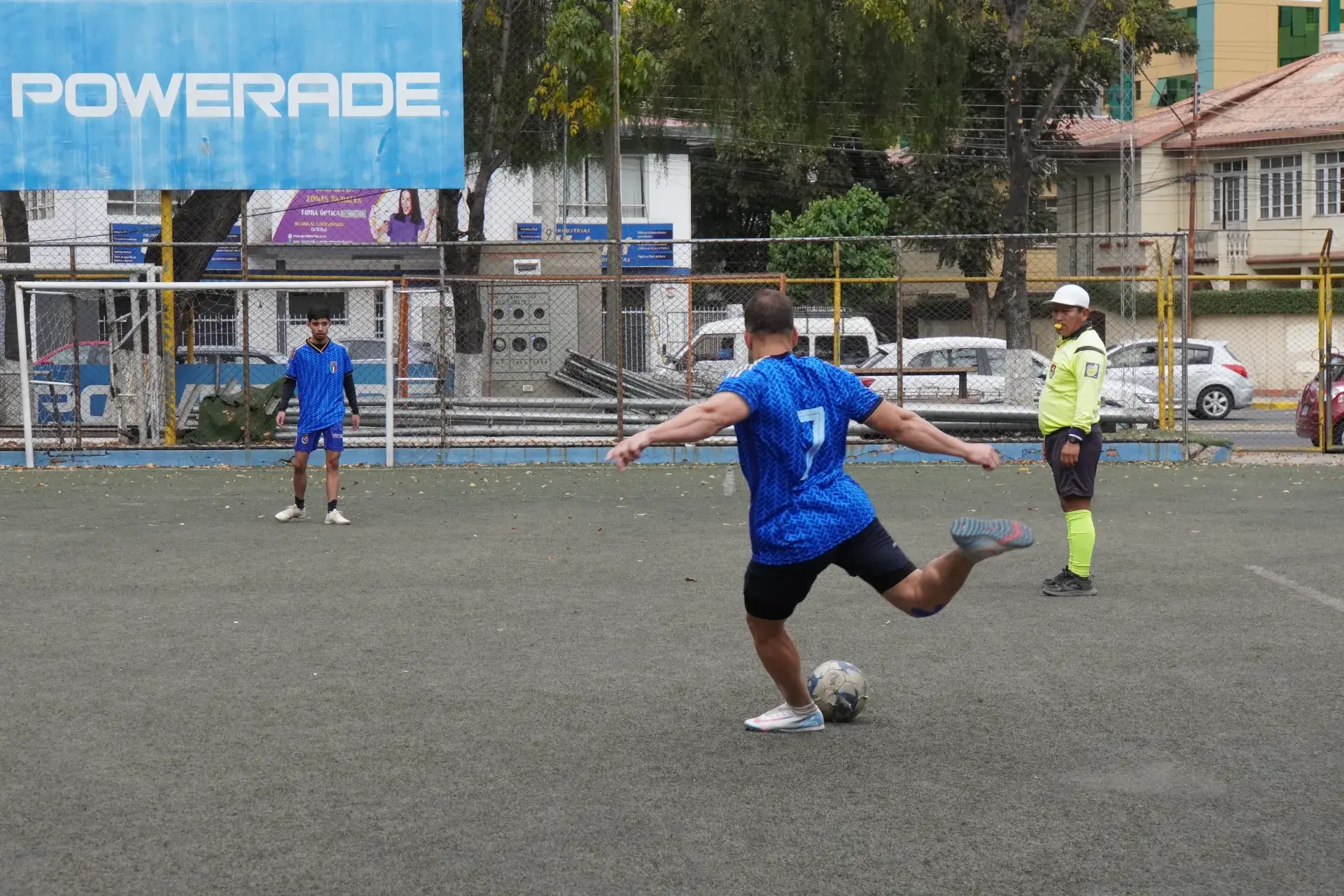 Estudiante de la UPAL ejecutando un penal durante un partido de fútbol
