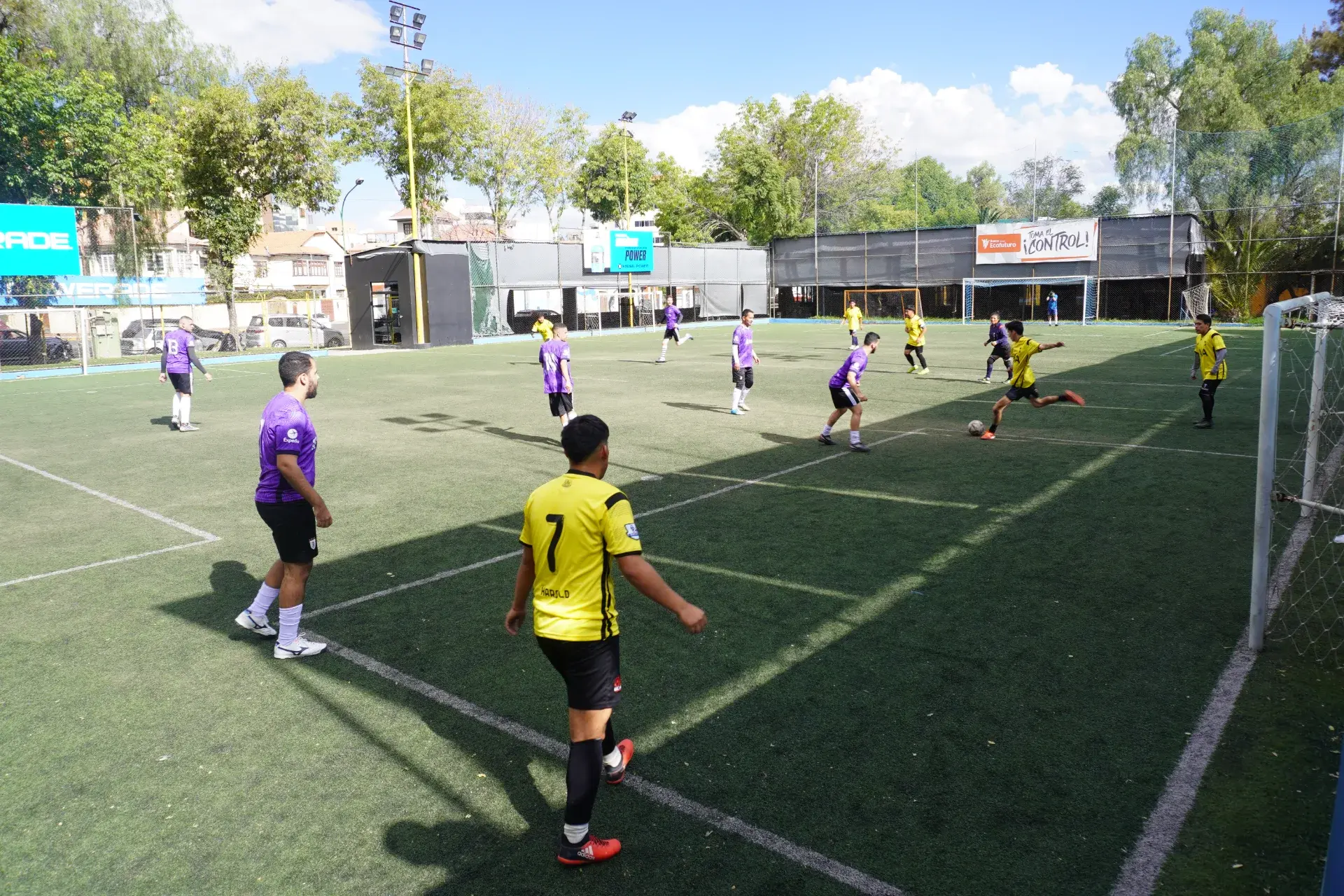 Estudiantes del club de fútbol de la UPAL disputando un partido