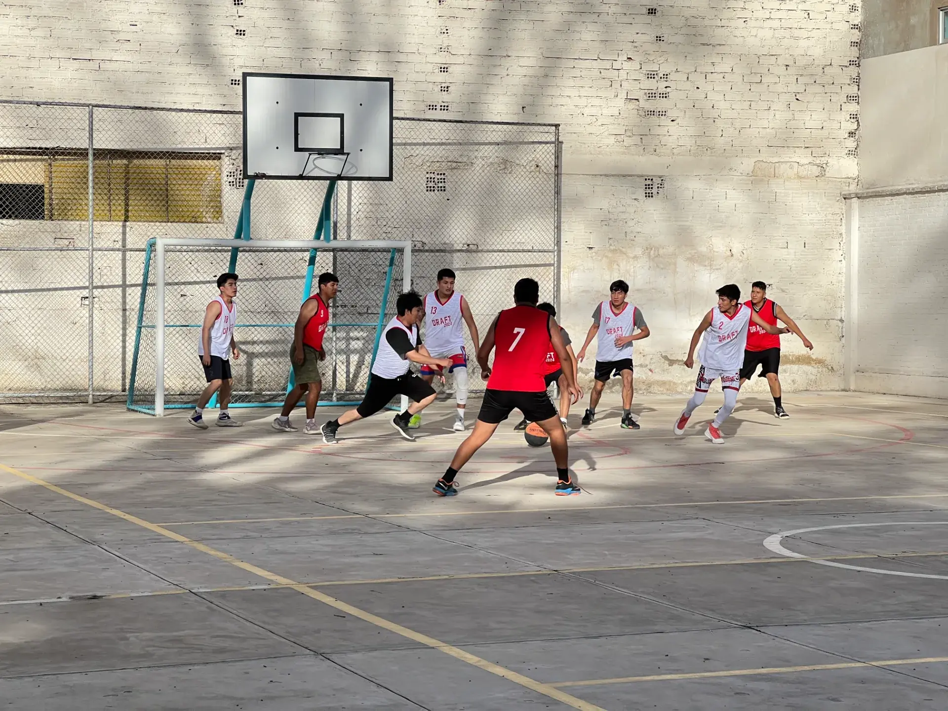 Estudiantes de la UPAL jugando baloncesto